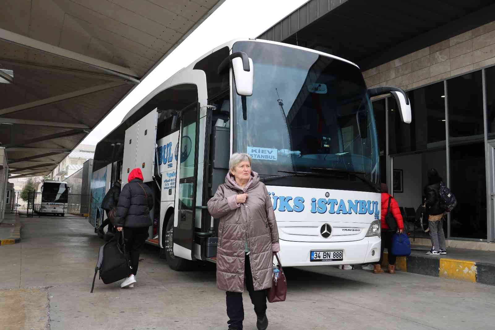Kapıkule’den Türkiye’ye giriş yapan Ukrayna ve Türk vatandaşları gözyaşları içinde yaşananları anlattı Rusya’nın Ukrayna’ya saldırısı üzerine ülkeden ayrılan aralarında Türk iş adamlarının ve Ukraynalıların bulunduğu 54 kişi otobüsle Türkiye’ye ...