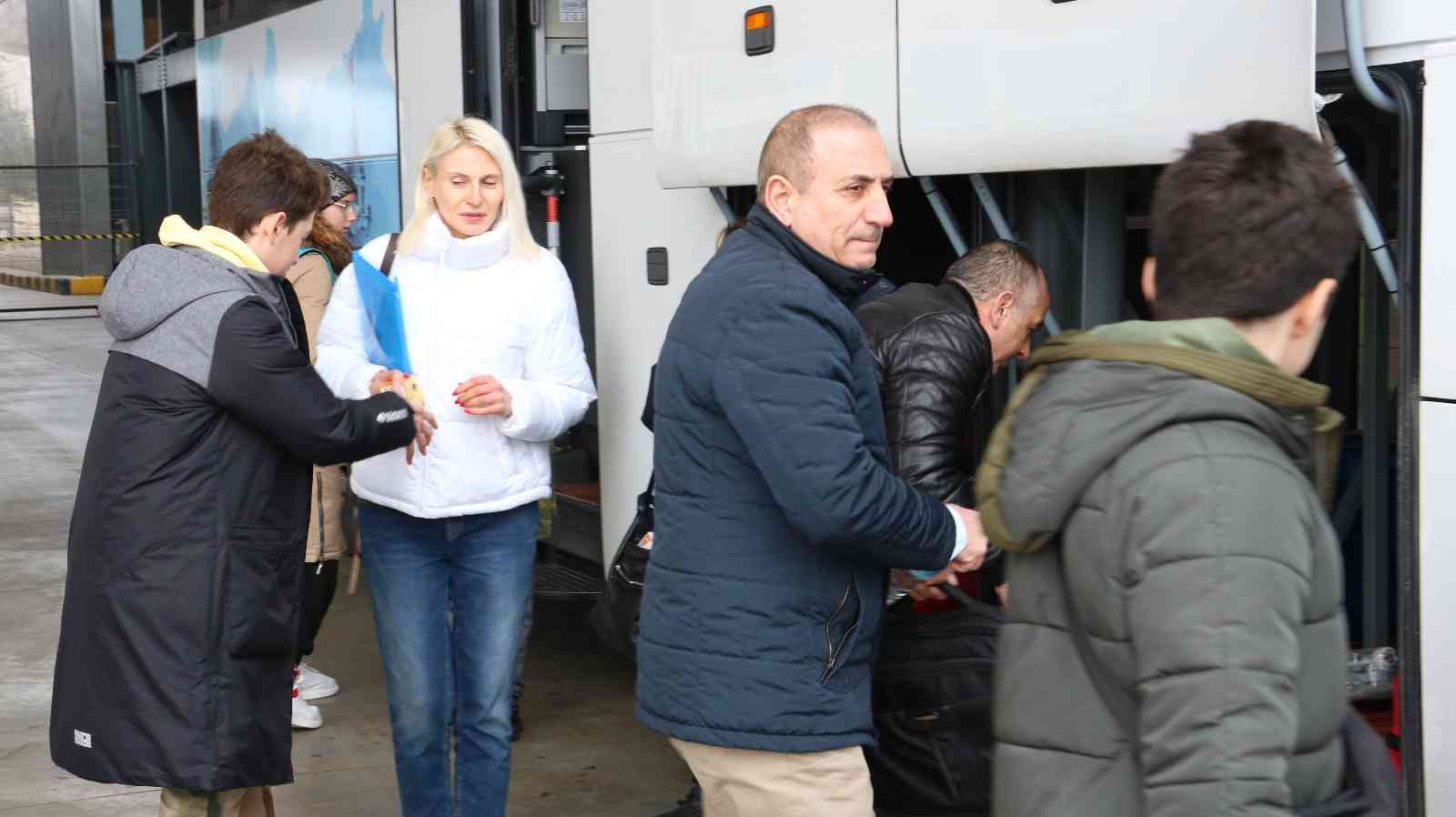 Kapıkule’den Türkiye’ye giriş yapan Ukrayna ve Türk vatandaşları gözyaşları içinde yaşananları anlattı Rusya’nın Ukrayna’ya saldırısı üzerine ülkeden ayrılan aralarında Türk iş adamlarının ve Ukraynalıların bulunduğu 54 kişi otobüsle Türkiye’ye ...