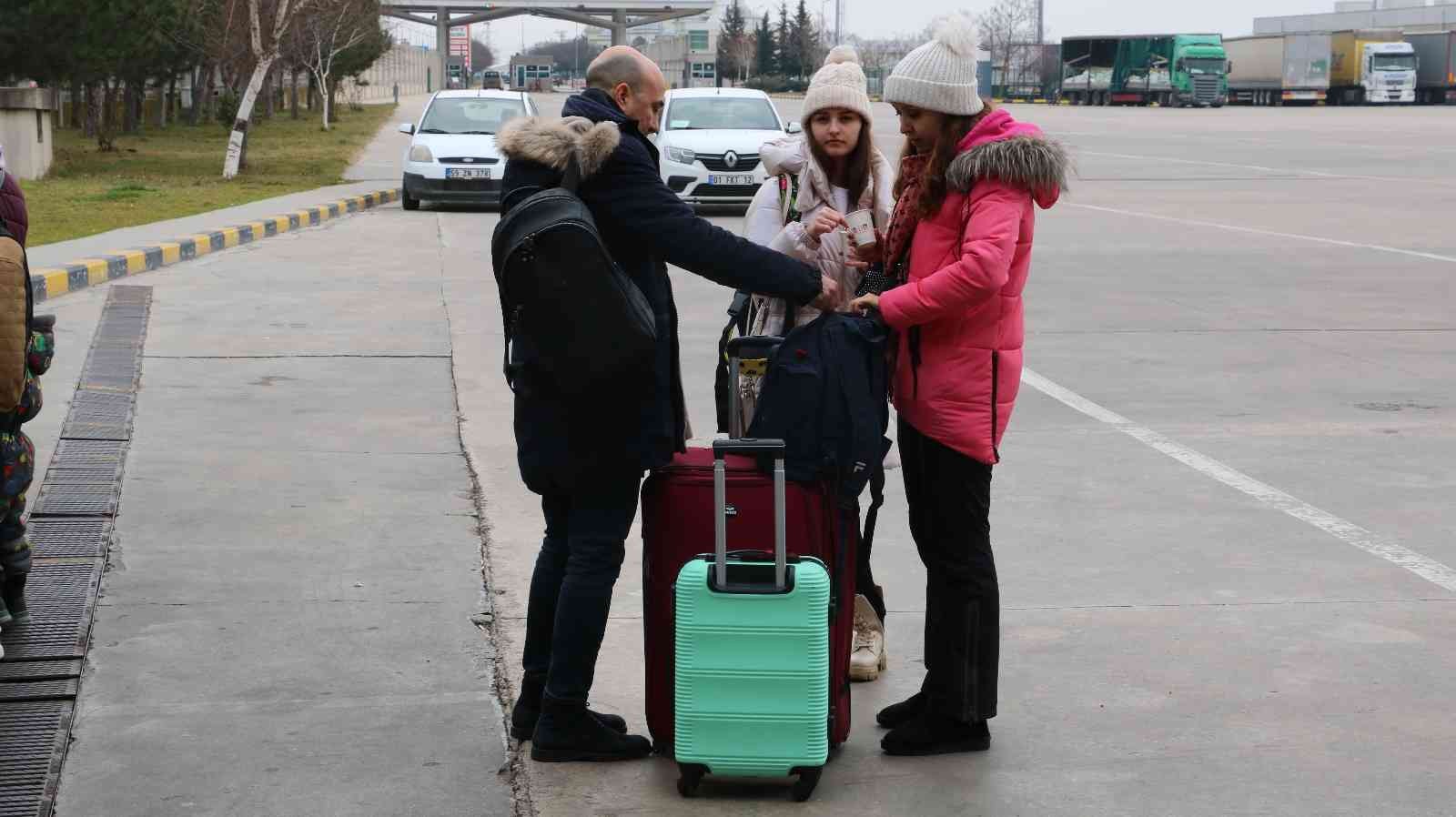 Kapıkule’den Türkiye’ye giriş yapan Ukrayna ve Türk vatandaşları gözyaşları içinde yaşananları anlattı Rusya’nın Ukrayna’ya saldırısı üzerine ülkeden ayrılan aralarında Türk iş adamlarının ve Ukraynalıların bulunduğu 54 kişi otobüsle Türkiye’ye ...