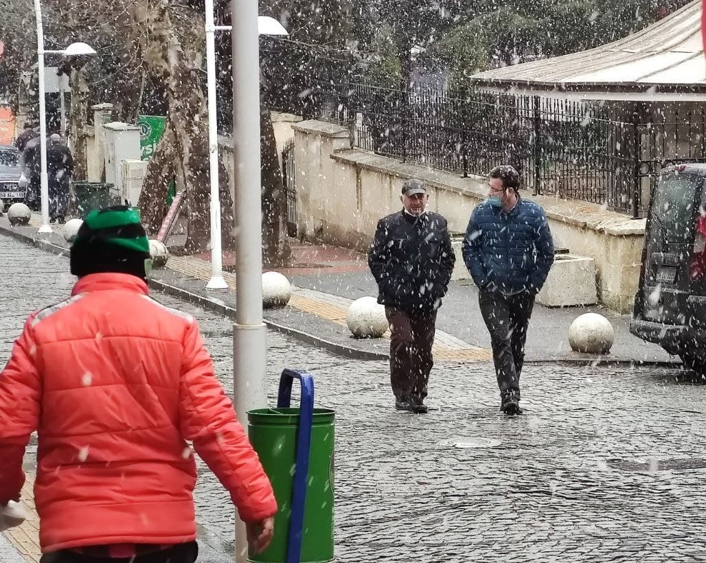 Kar, İstanbul sınırına dayandı Tekirdağ’ın Malkara ilçesinde etkisini gösteren kar yağışı, İstanbul’a doğru ilerliyor. Balkanlardan yurda giriş yapan kar yağışı, Tekirdağ’ın ...