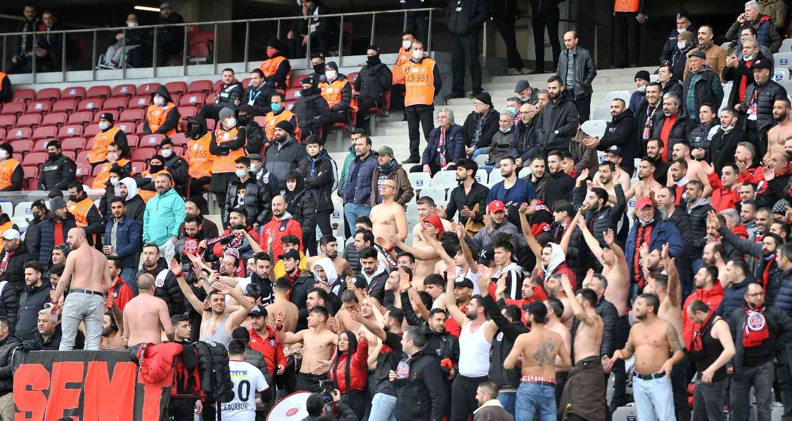 Karagümrük taraftarı soyunarak Viviano’ya destek verdi Süper Lig’in 26. hafta maçında Karagümrük, Sivasspor’u konuk ederken, kırmızı-siyahlı taraftarlar, Konyaspor maçında üşüyen Viviano’ya destek ...