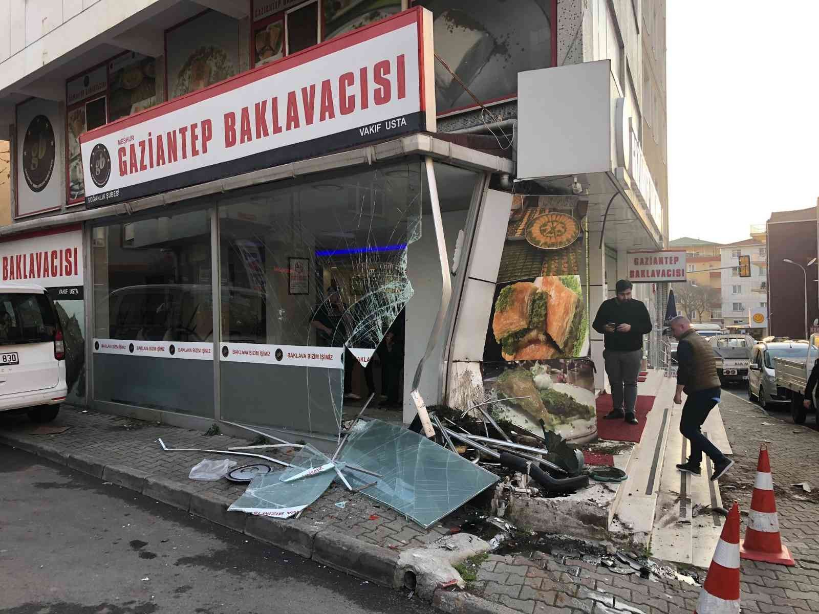 Kartal’da polisten kaçan 2 şahsın bulunduğu otomobil, 2 yayayı teğet geçerek yol üzerindeki baklavacı dükkanına daldı. Polisten kaçışları kazayla ...