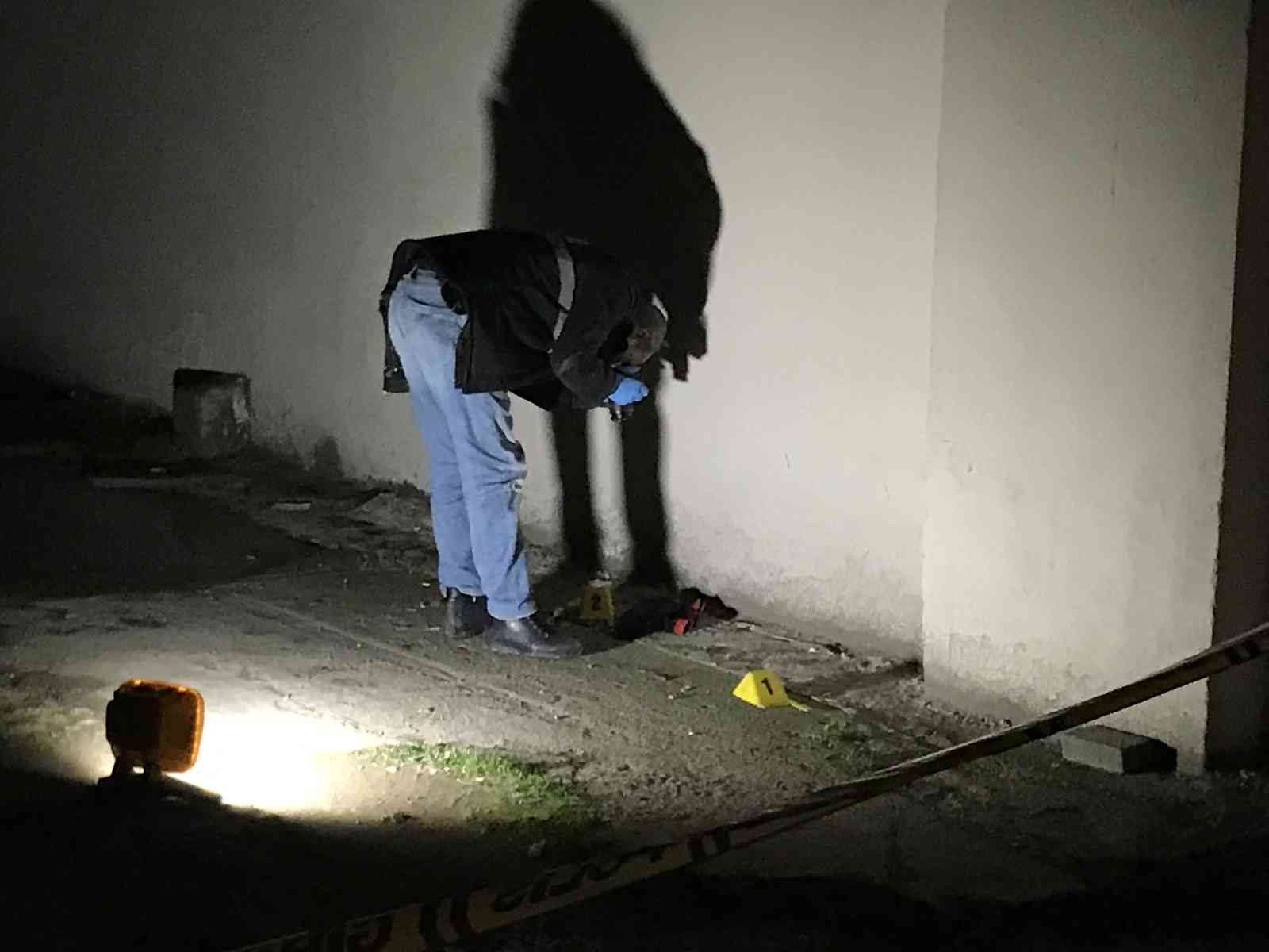 Kazara ateş alan tabancayla kendini ve arkadaşını yaraladı Kocaeli’de otomobilde tabancayla oynayan bir kişi, silahın kazara ateş alması sebebiyle önce kendini ardından arkadaşını yaraladı. Olay, Derince ...