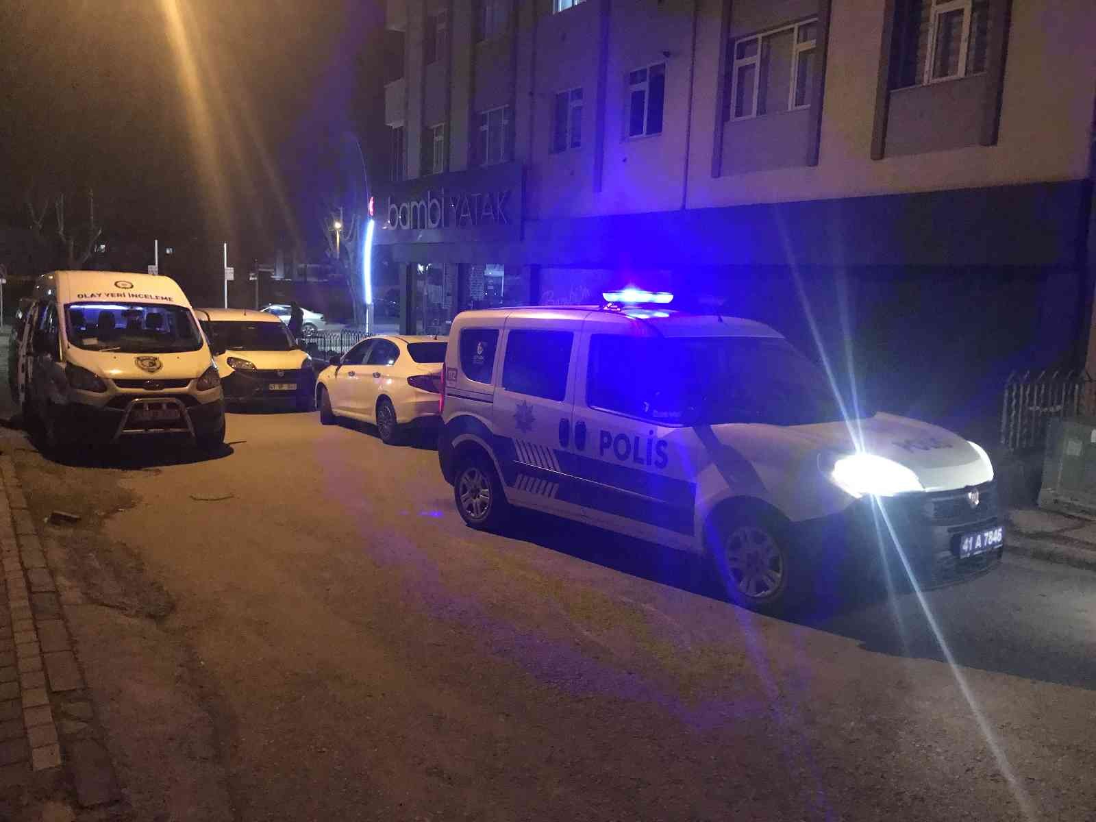 Kazara ateş alan tabancayla kendini ve arkadaşını yaraladı Kocaeli’de otomobilde tabancayla oynayan bir kişi, silahın kazara ateş alması sebebiyle önce kendini ardından arkadaşını yaraladı. Olay, Derince ...