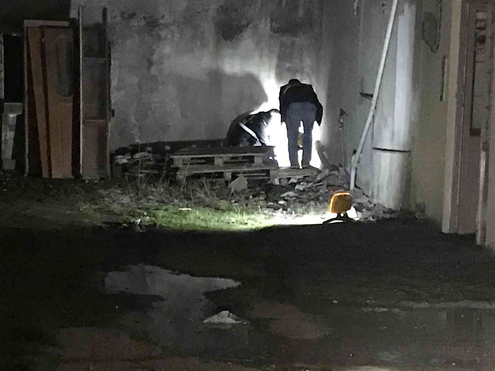 Kazara ateş alan tabancayla kendini ve arkadaşını yaraladı Kocaeli’de otomobilde tabancayla oynayan bir kişi, silahın kazara ateş alması sebebiyle önce kendini ardından arkadaşını yaraladı. Olay, Derince ...