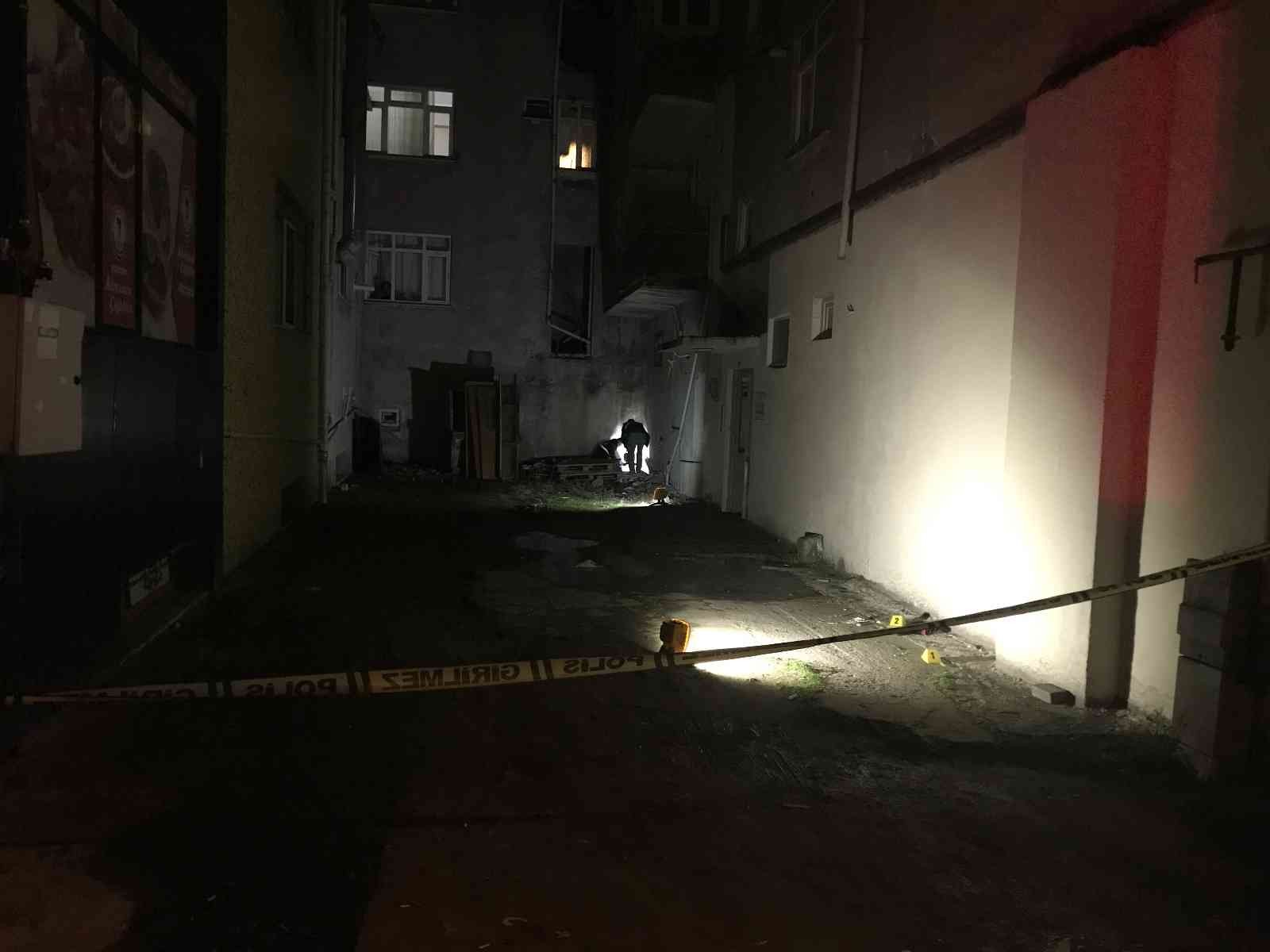 Kazara ateş alan tabancayla kendini ve arkadaşını yaraladı Kocaeli’de otomobilde tabancayla oynayan bir kişi, silahın kazara ateş alması sebebiyle önce kendini ardından arkadaşını yaraladı. Olay, Derince ...