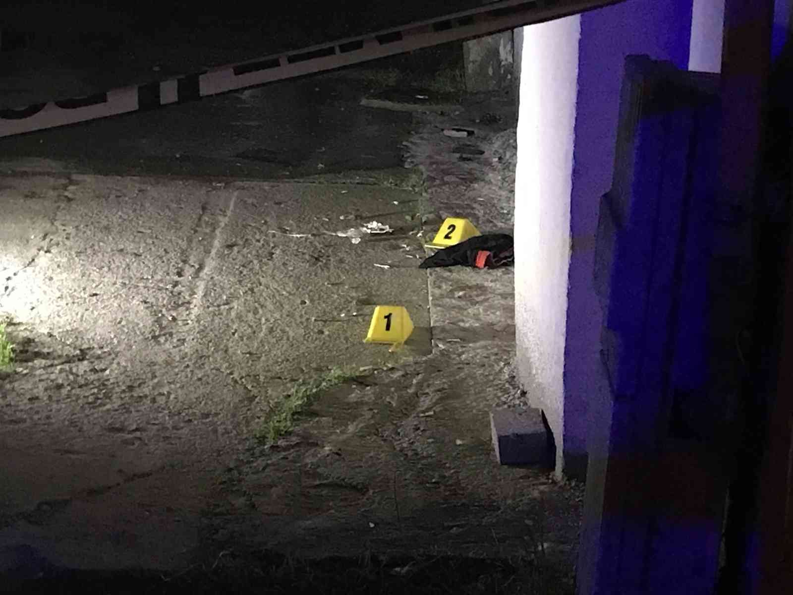 Kazara ateş alan tabancayla kendini ve arkadaşını yaraladı Kocaeli’de otomobilde tabancayla oynayan bir kişi, silahın kazara ateş alması sebebiyle önce kendini ardından arkadaşını yaraladı. Olay, Derince ...