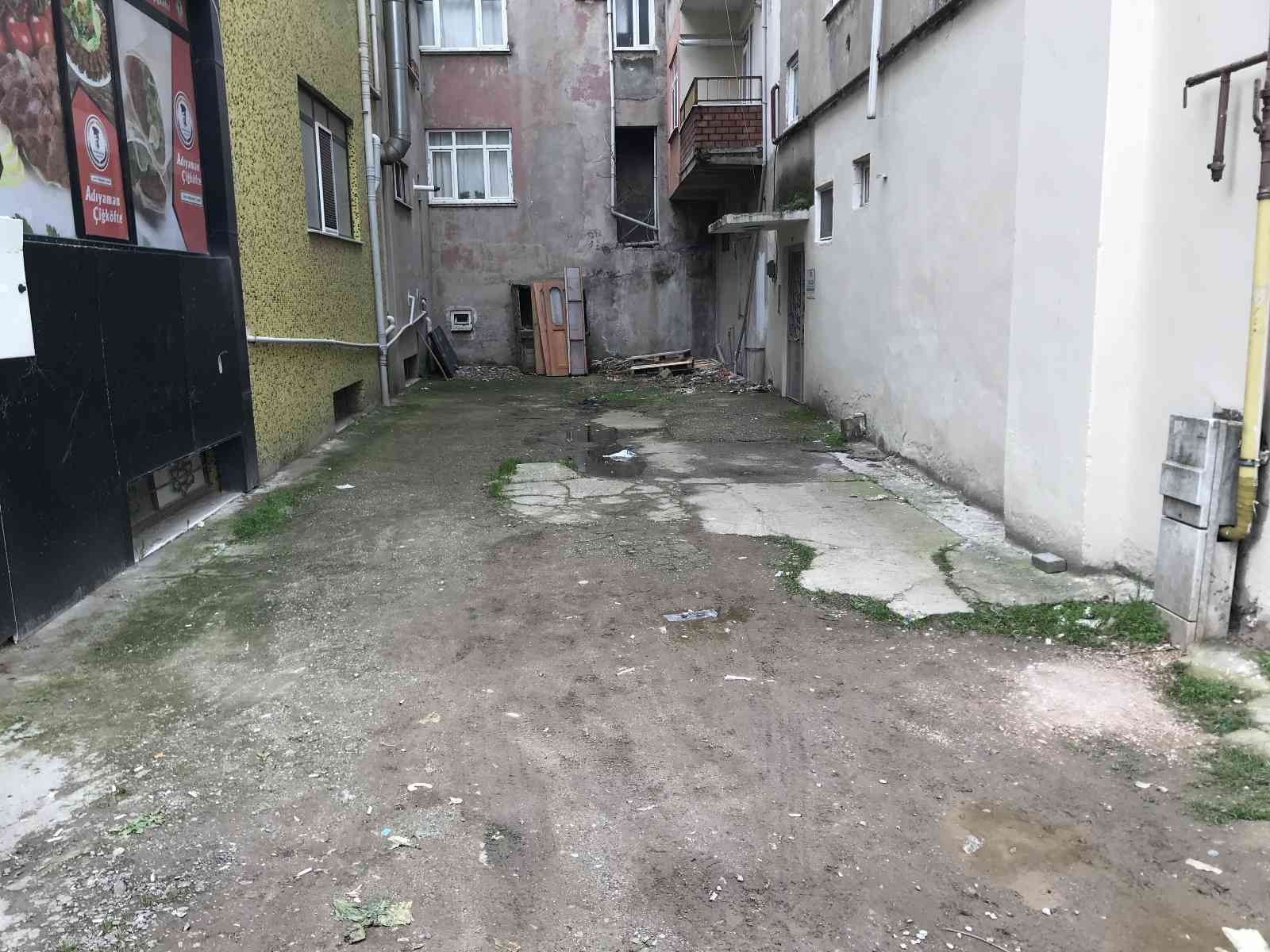 Kazara ateş alan tabancayla kendini ve arkadaşını yaraladı Kocaeli’de otomobilde tabancayla oynayan bir kişi, silahın kazara ateş alması sebebiyle önce kendini ardından arkadaşını yaraladı. Olay, Derince ...