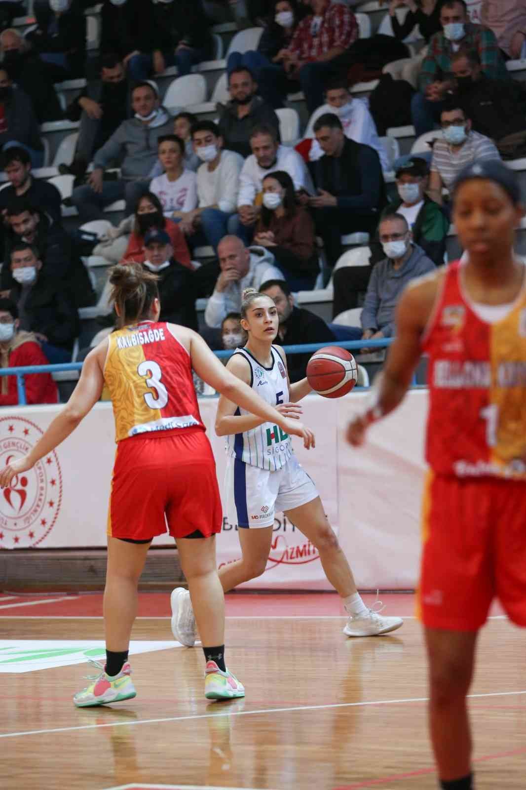 KBSL: İzmit Belediyespor: 53 - Kayseri Basketbol: 60 60 mağlup oldu Salon: İzmit Atatürk Spor Salonu Hakemler: Mehmet Keseratar xx, Nazlı Çisil Güngör xx, Benhür İrcel xx UMF Yapı İzmit ...