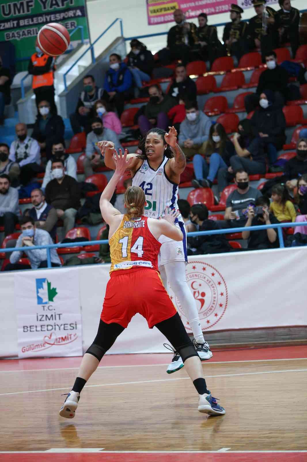 KBSL: İzmit Belediyespor: 53 - Kayseri Basketbol: 60 60 mağlup oldu Salon: İzmit Atatürk Spor Salonu Hakemler: Mehmet Keseratar xx, Nazlı Çisil Güngör xx, Benhür İrcel xx UMF Yapı İzmit ...