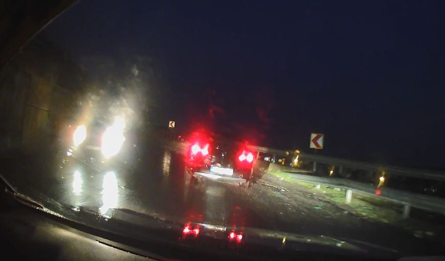 Keskin viraja ters yönden giren araç korku dolu anlar yaşattı Tekirdağ’ın Süleymanpaşa ilçesinde keskin viraja ters yönden giren araç korku dolu anlar yaşattı. Tekirdağ’ın Süleymanpaşa ilçesinde hafif ...