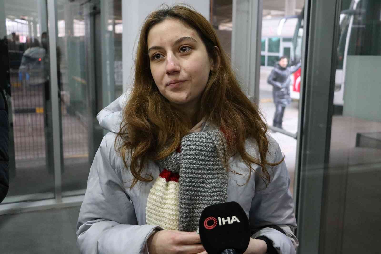 Kiev’den gelen ilk kafile yaklaşık 48 saat sonra Türkiye’ye ulaştı Ukrayna’da çatışmaların yaşandığı başkent Kiev’den karayolu ile tahliye edilen 45 kişilik ilk Türk kafilesi, yaklaşık 48 saatin ardından Kapıkule ...