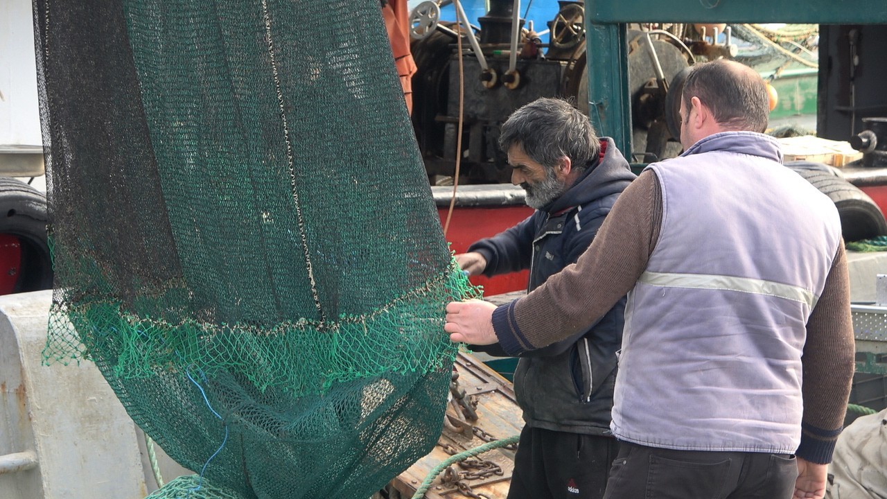 Karadeniz kıyısındaki İğneada’dq balıkçılar hava muhalefeti nedeniyle iki gündür denize açılamıyor. Balıkesir, Trabzon, İstanbul ve Samsun’dan ...