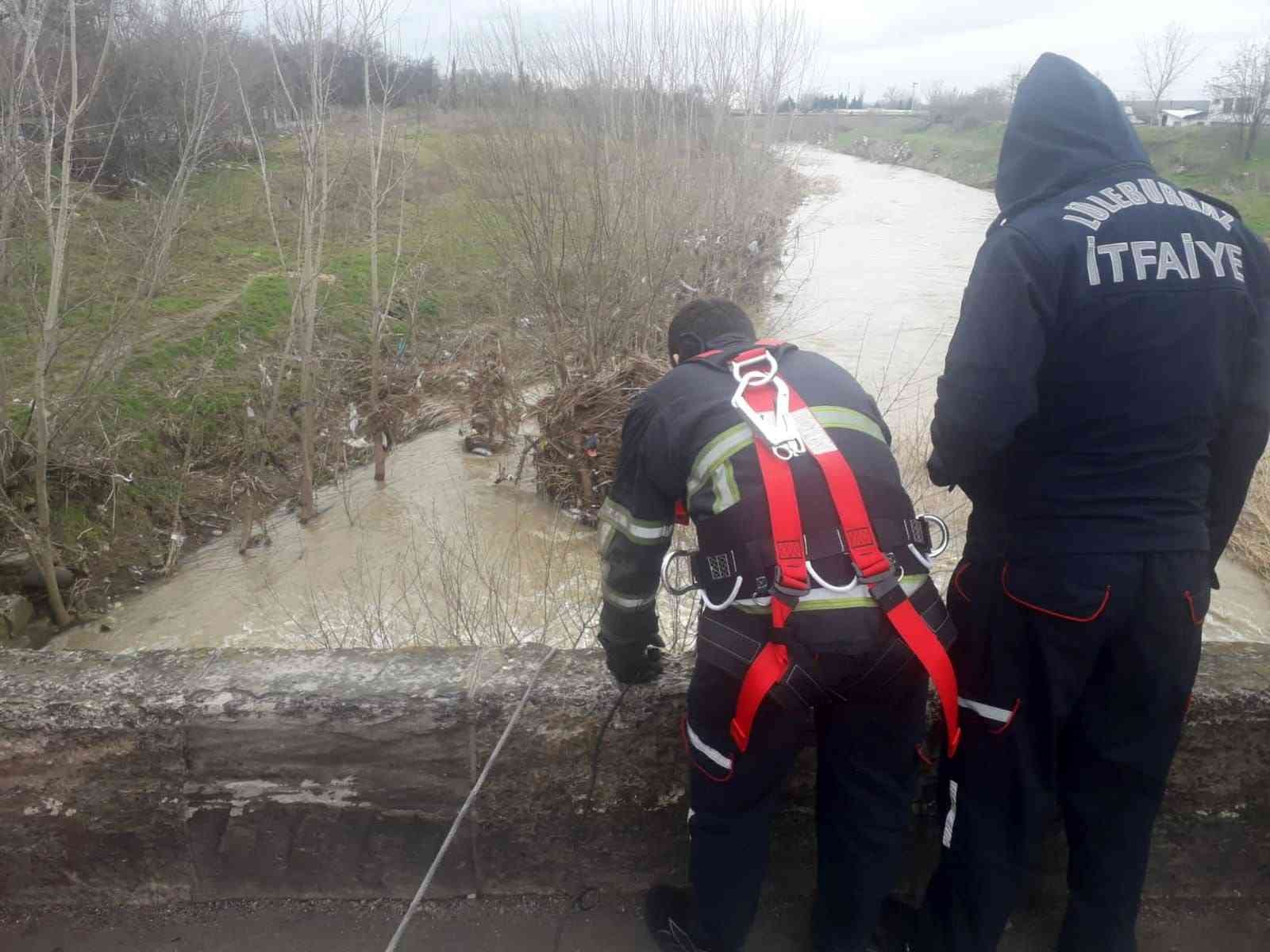 Kırklareli’nde derede kum adacığında mahsur kalan köpek kurtarıldı Kırklareli’nde sağanak yağış sebebiyle derenin debisinin yükselmesi sonucu kum adacığında mahsur kalan köpek, itfaiye ekiplerince kurtarıldı ...