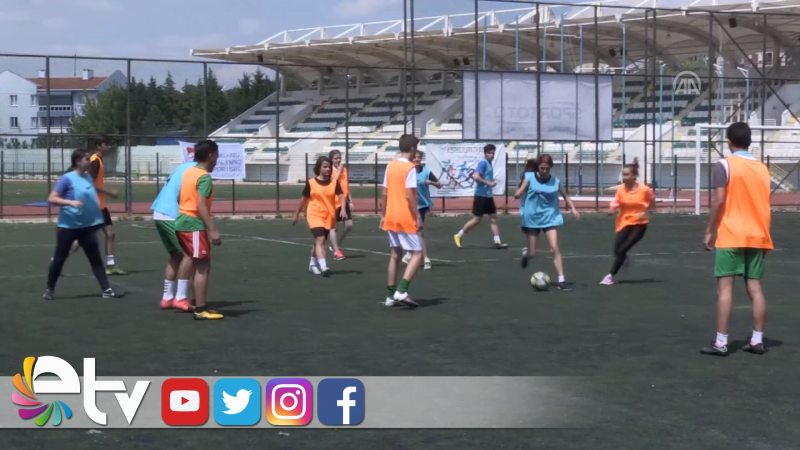 KIZ VE ERKEK ÖĞRENCİLER FUTBOL MAÇI YAPTI