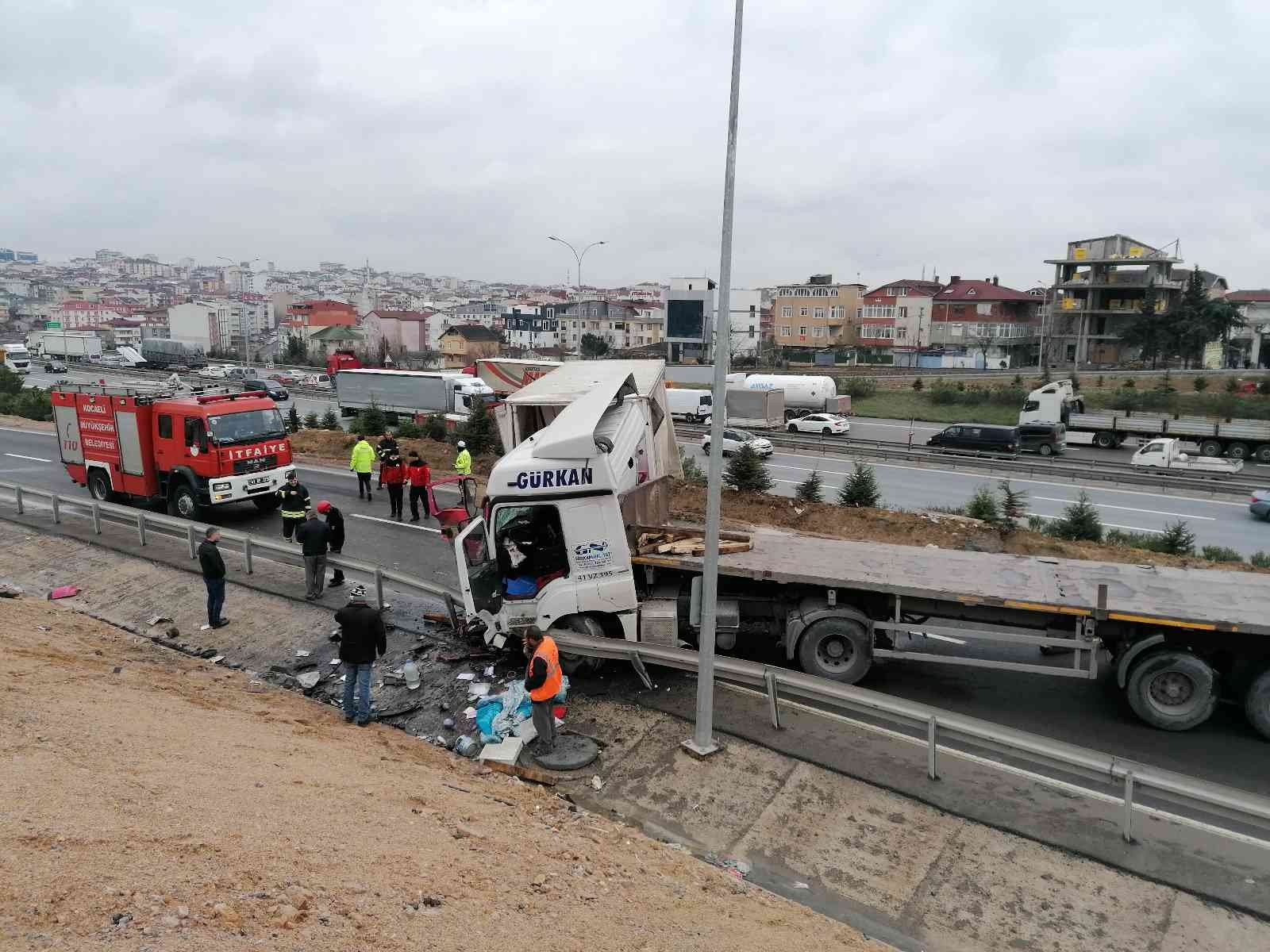 Kocaeli’de tır kamyonla kafa kafaya çarpıştı: 2 yaralı Kocaeli’nin Gebze ilçesinde ters yönden gelen tır ile kamyonetin kafa kafaya çarpıştığı kazada araç içinde sıkışan kamyon sürücüsü itfaiye ...