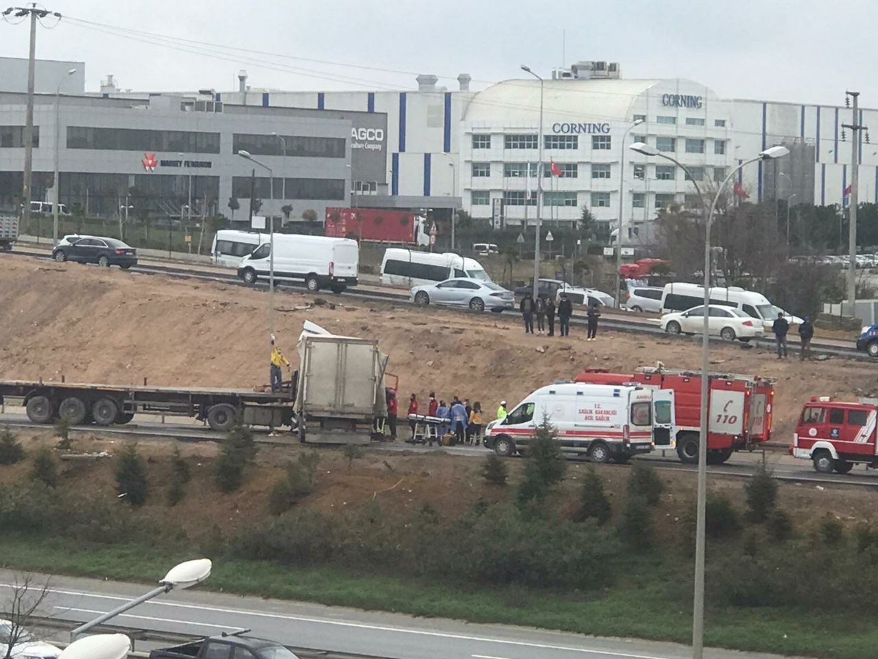 Kocaeli’de tır kamyonla kafa kafaya çarpıştı: 2 yaralı Kocaeli’nin Gebze ilçesinde ters yönden gelen tır ile kamyonetin kafa kafaya çarpıştığı kazada araç içinde sıkışan kamyon sürücüsü itfaiye ...