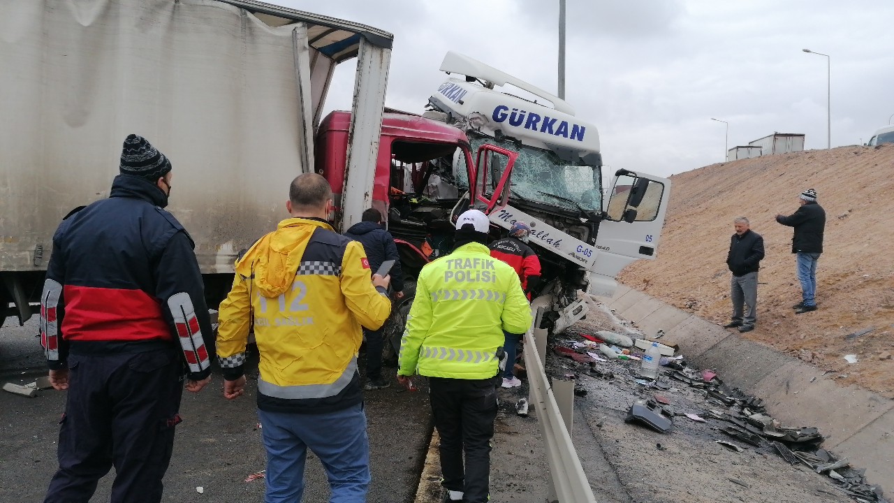 Kocaeli’de tır kamyonla kafa kafaya çarpıştı: 2 yaralı Kocaeli’nin Gebze ilçesinde ters yönden gelen tır ile kamyonetin kafa kafaya çarpıştığı kazada araç içinde sıkışan kamyon sürücüsü itfaiye ...