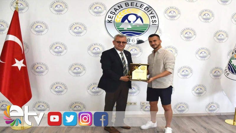 KOCAELİSPOR’UN EDİRNELİ FUTBOLCUSUNA ONUR PLAKETİ
