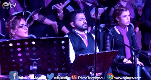 KONSER AYAKTA ALKIŞLANDI