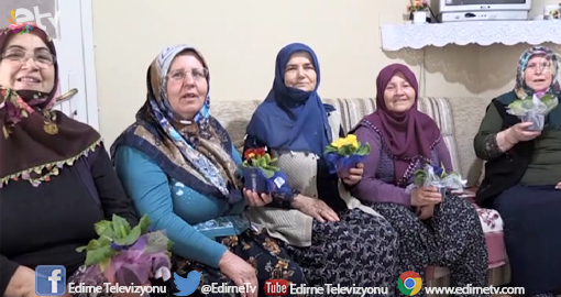 KÖY MUHTARI HER YIL KADINLARA ÇİÇEK ARMAĞAN EDİYOR
