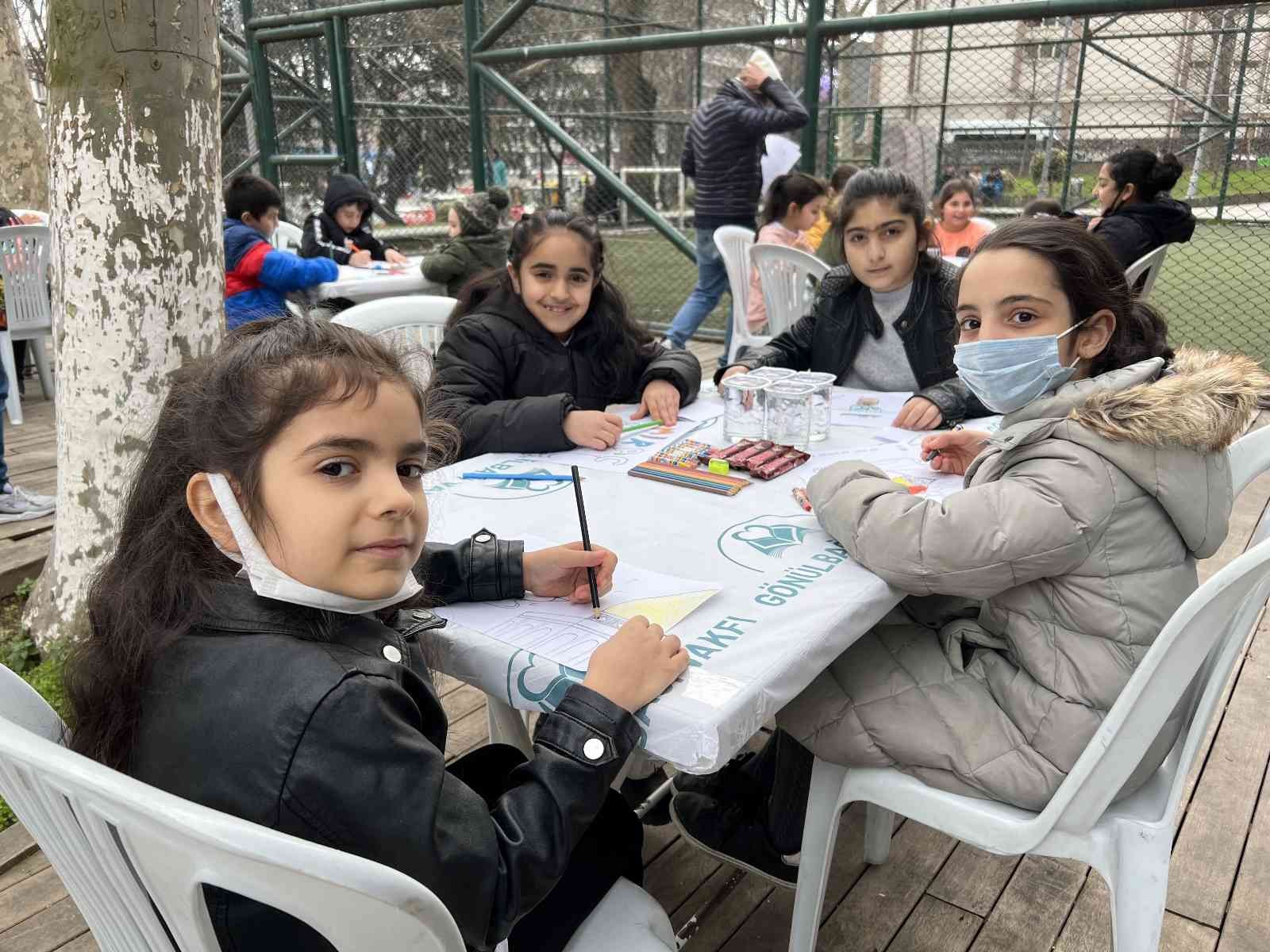 “Kudüs Miraç Grafik Tasarım" sergisi kapılarını açtı Miraç Kandili münasebetiyle Hucurat Hareketi, farkındalık çalışması kapsamında 3 gün sürecek olan “Kudüs Miraç Grafik Tasarım" sergisini ...