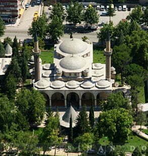 Osmanlı İmparatorluğu’nun ikinci başkenti Edirne’de 1484-1488 yıllarında inşa edilen Sultan II. Beyazıd Han Külliyesi; tıp medresesi, imaret, darüşşifa, cami, hamam, mutfak ve erzak depolarından oluşan bölümleri ile büyük bir yerleşke içinde, toplumun tüm sosyal ihtiyaçlarına cevap Verecek. Bir sağlık merkezi olarak tasarlanmıştır.  Toplumun tüm kesimlerinden hastaların ilaçla tedavinin yanı sıra su sesi ve musiki gibi Ortaçağ Avrupa’sının tedavi yöntemleriyle karşılaştırıldığında oldukça modern tedavi yöntemlerinin uygulandığı bilinen Darüşşifa binası; hastaların takibini kolaylaştıran merkezi planlı mimarisi ve akustiği ile öne çıkmaktadır.