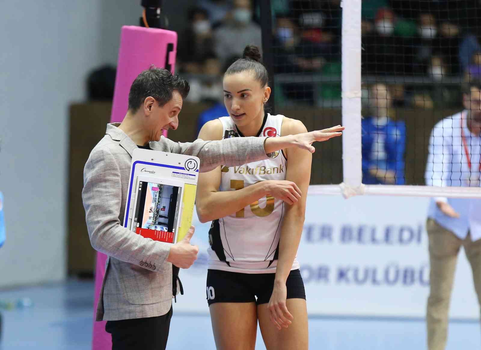 Lider VakıfBank, Sarıyer deplasmanında set vermedi Misli.com Sultanlar Ligi 21. hafta karşılaşmasında Sarıyer Belediyespor’a konuk olan VakıfBank rakibini 3-0 mağlup ederek liderliğini sürdürdü ...