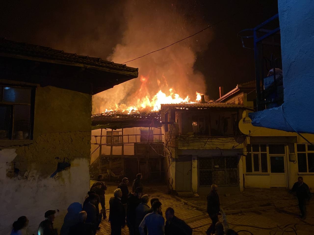 Balıkesir’in Sındırgı ilçesinde çıkan yangında 2 ev kullanılamaz hale geldi. Kırsal mahalle sakinlerinin müdahalesi sonucu can kaybı olmaması ...