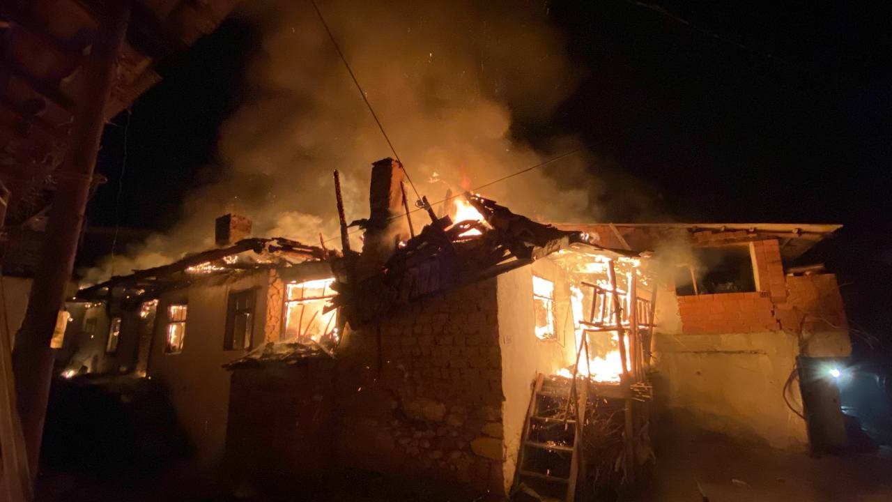 Balıkesir’in Sındırgı ilçesinde çıkan yangında 2 ev kullanılamaz hale geldi. Kırsal mahalle sakinlerinin müdahalesi sonucu can kaybı olmaması ...