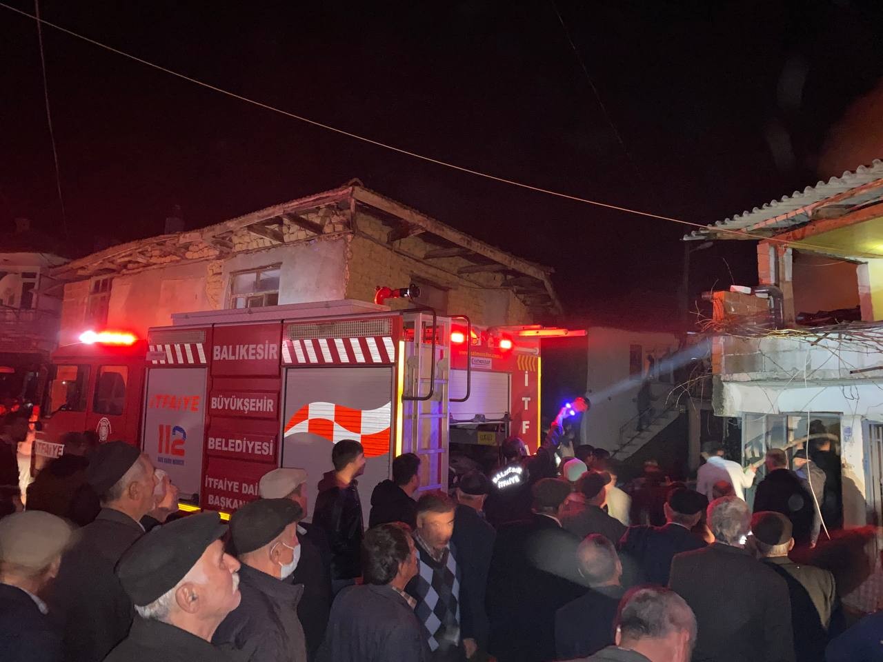 Balıkesir’in Sındırgı ilçesinde çıkan yangında 2 ev kullanılamaz hale geldi. Kırsal mahalle sakinlerinin müdahalesi sonucu can kaybı olmaması ...