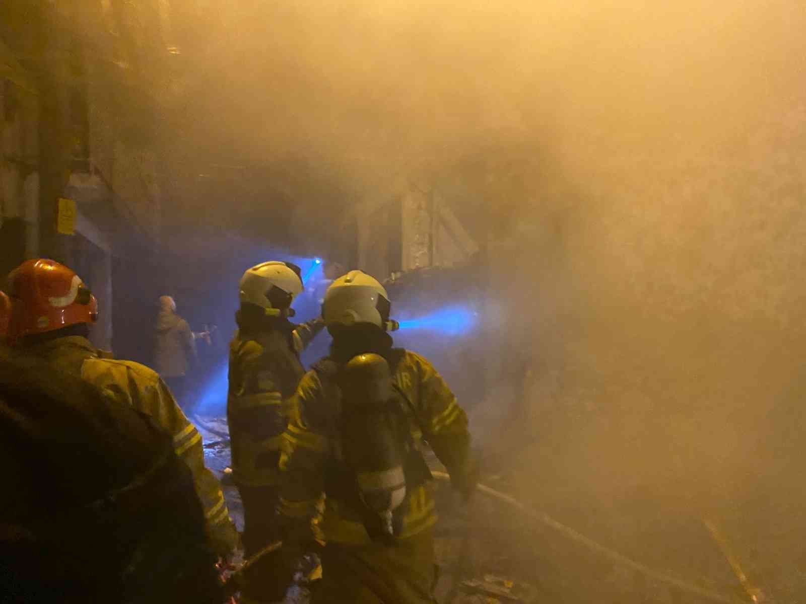 Balıkesir’in Sındırgı ilçesinde çıkan yangında 2 ev kullanılamaz hale geldi. Kırsal mahalle sakinlerinin müdahalesi sonucu can kaybı olmaması ...