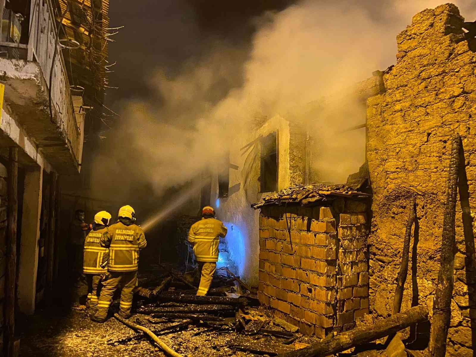 Balıkesir’in Sındırgı ilçesinde çıkan yangında 2 ev kullanılamaz hale geldi. Kırsal mahalle sakinlerinin müdahalesi sonucu can kaybı olmaması ...