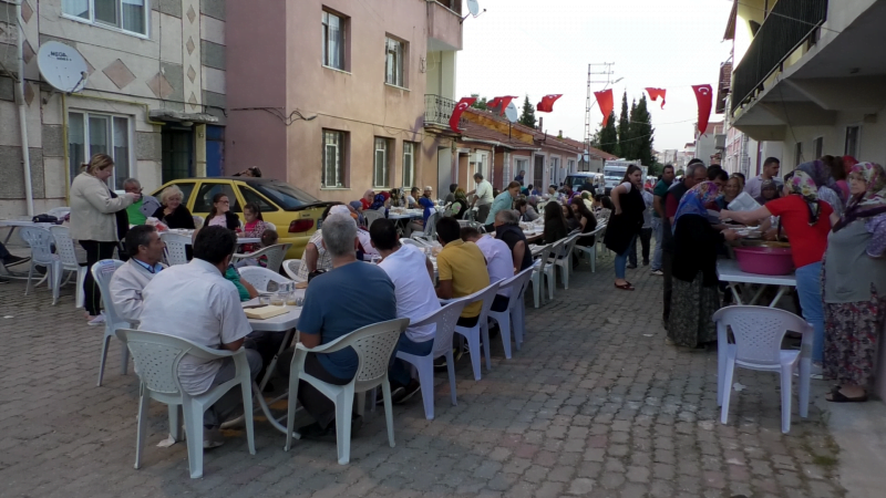 MAHALLELİ BİRLİKTE İFTAR YAPIYOR