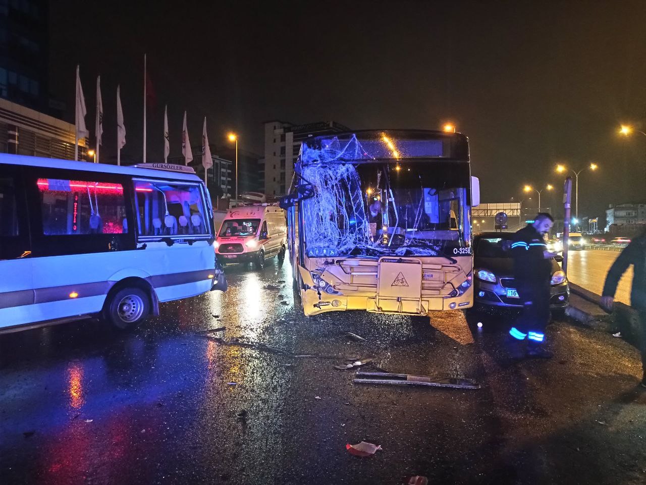 Maltepe’de sürücüsünün direksiyon hakimiyetini kaybettiği İETT otobüsü, durakta bekleyen yolcu minibüsüne çarptı. Kazada minibüste bulunan 5 ...