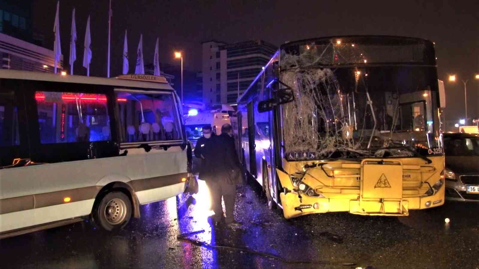 Maltepe’de sürücüsünün direksiyon hakimiyetini kaybettiği İETT otobüsü, durakta bekleyen yolcu minibüsüne çarptı. Kazada minibüste bulunan 5 ...