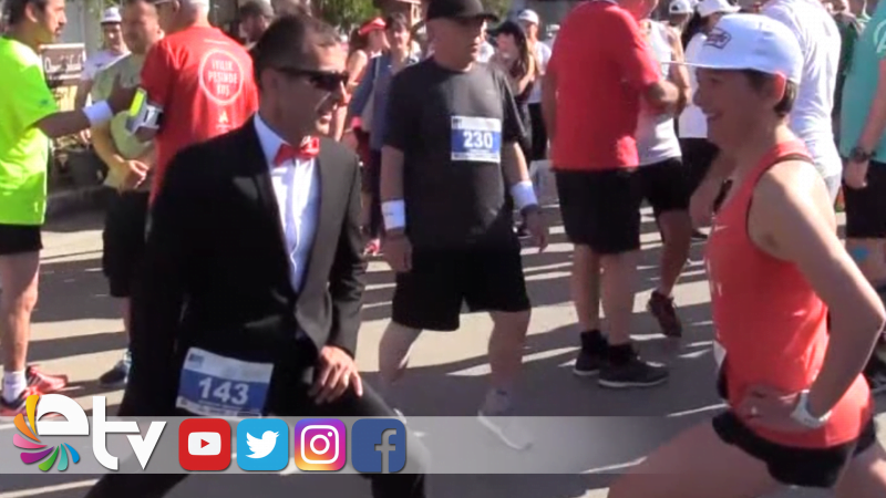 MARATONDA TAKIM ELBİSELİ ATLET