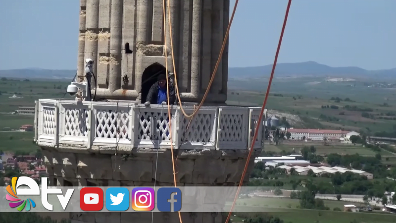 MİNARELERİN SÜSÜNÜ RAMAZANA HAZIRLADI