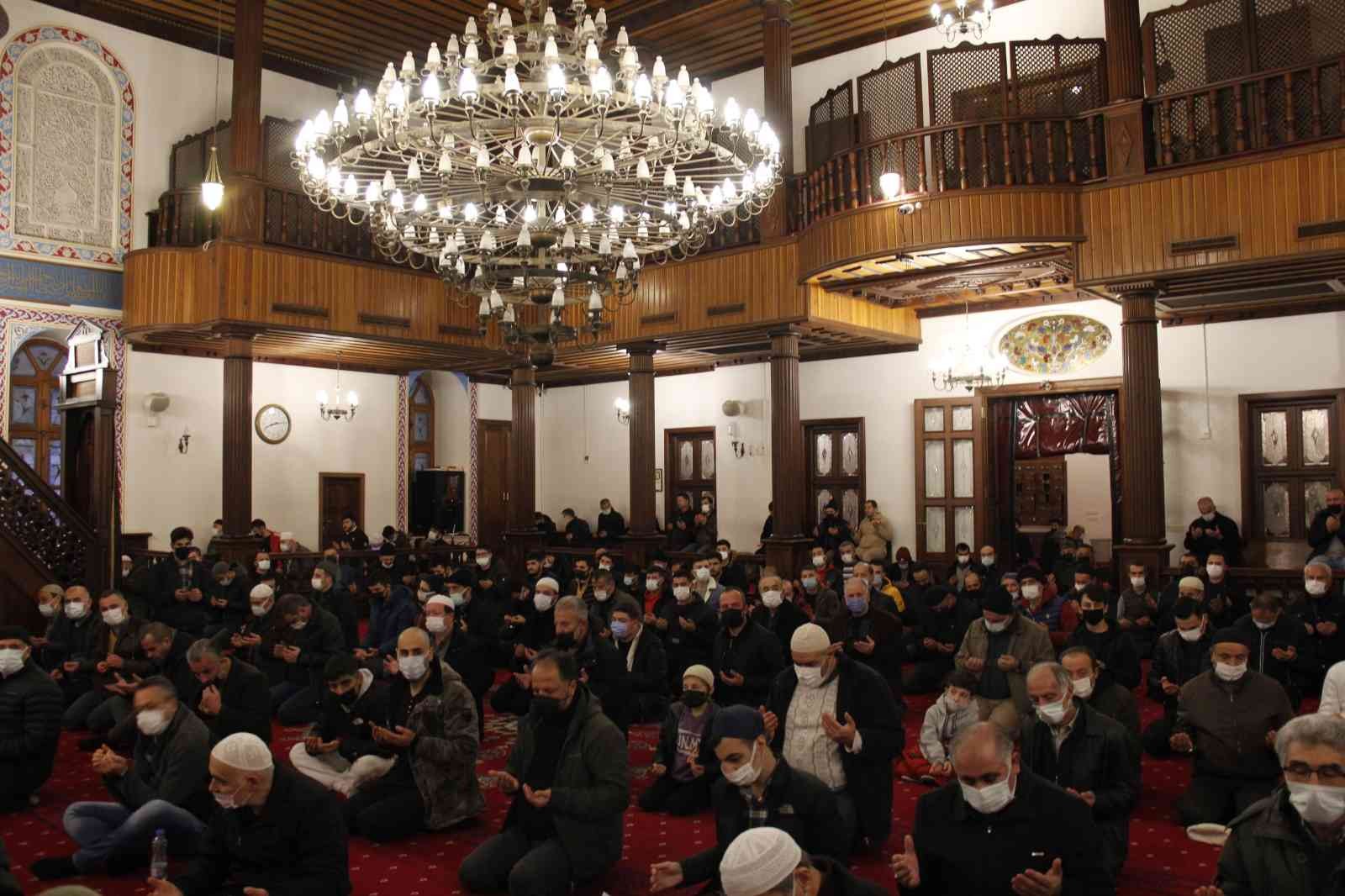 Miraç Kandilinde camiler dolup taştı KOCAELİ(İHA) – Miraç Kandili’nde Kocaelili vatandaşlar camilere akın etti. Kocaelili vatandaşlar Miraç Kandili sebebiyle akşam namazından sonra ...