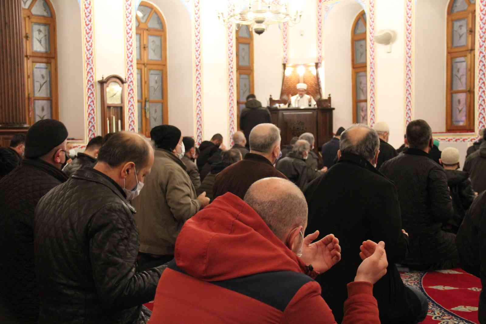 Miraç Kandilinde camiler dolup taştı KOCAELİ(İHA) – Miraç Kandili’nde Kocaelili vatandaşlar camilere akın etti. Kocaelili vatandaşlar Miraç Kandili sebebiyle akşam namazından sonra ...