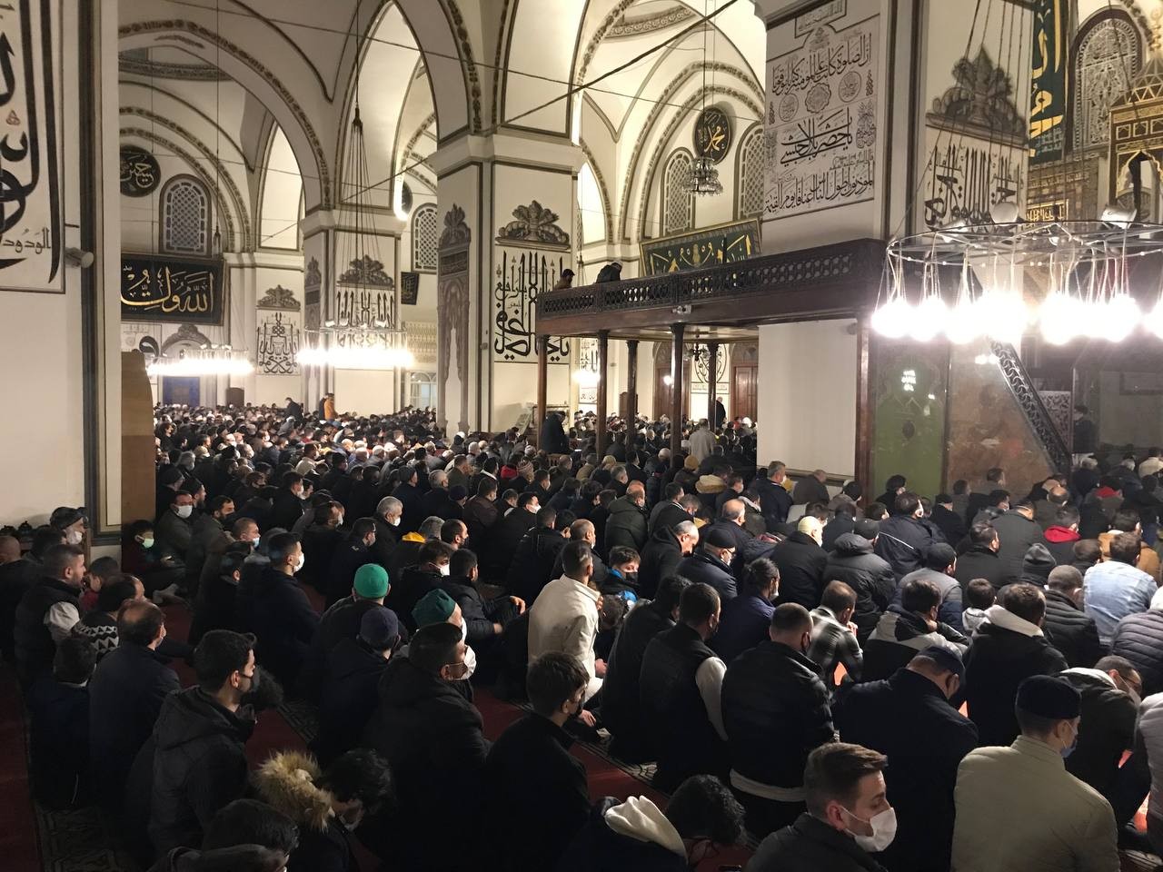 Miraç Kandili’nde Ulu Camii doldu taştı Hazreti Muhammed’in dünyaya gelişinin yıl dönümü olan Mevlit Kandili’nde Bursalılar Miraç Kandili dolasıyla vatandaşlar Ulu Camii’ne akın etti ...