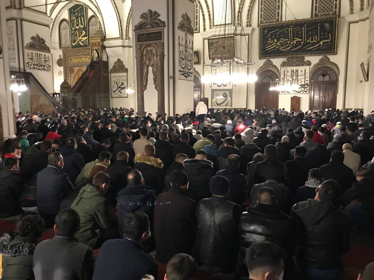 Miraç Kandili’nde Ulu Camii doldu taştı Hazreti Muhammed’in dünyaya gelişinin yıl dönümü olan Mevlit Kandili’nde Bursalılar Miraç Kandili dolasıyla vatandaşlar Ulu Camii’ne akın etti ...