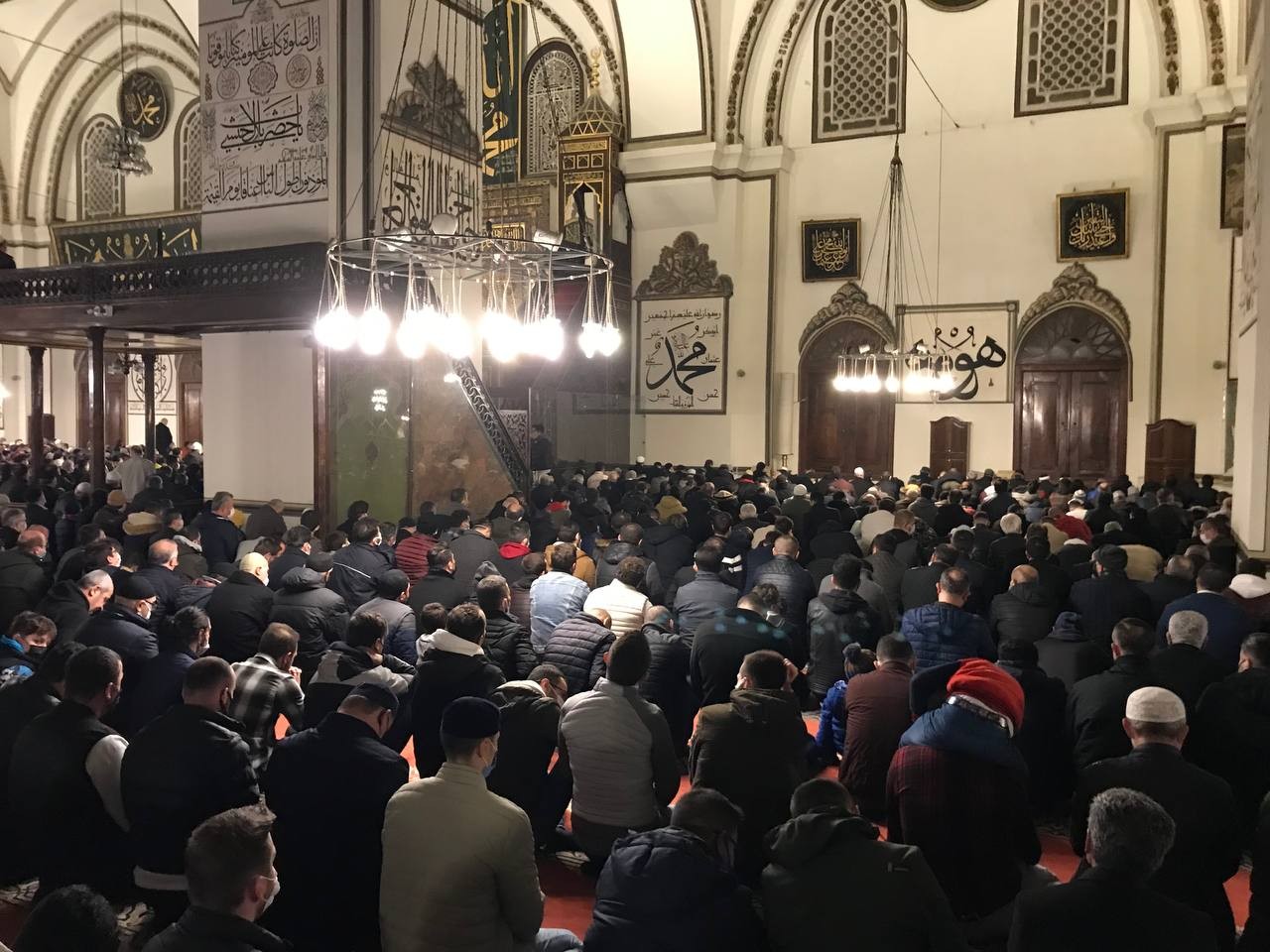 Miraç Kandili’nde Ulu Camii doldu taştı Hazreti Muhammed’in dünyaya gelişinin yıl dönümü olan Mevlit Kandili’nde Bursalılar Miraç Kandili dolasıyla vatandaşlar Ulu Camii’ne akın etti ...