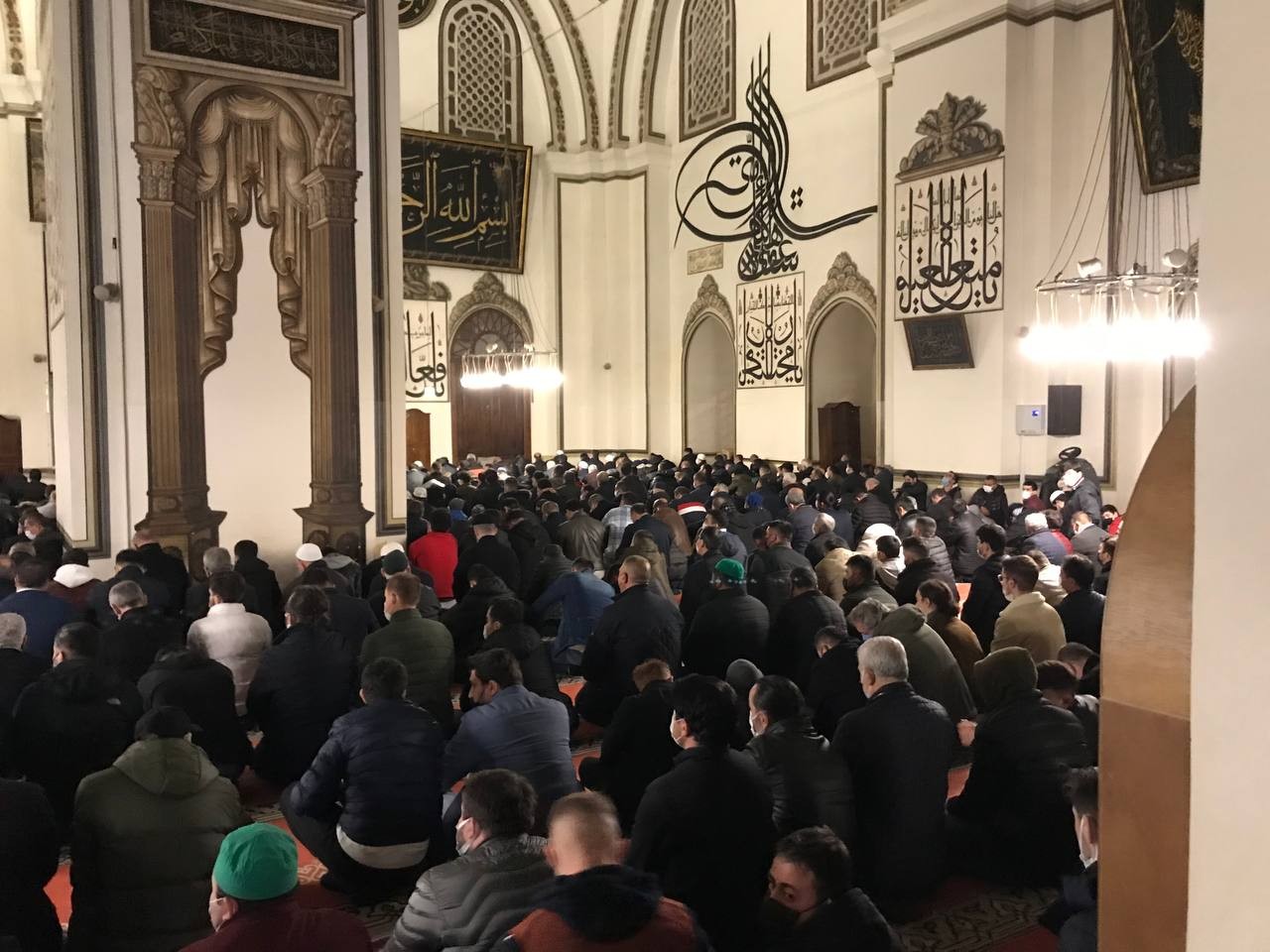 Miraç Kandili’nde Ulu Camii doldu taştı Hazreti Muhammed’in dünyaya gelişinin yıl dönümü olan Mevlit Kandili’nde Bursalılar Miraç Kandili dolasıyla vatandaşlar Ulu Camii’ne akın etti ...