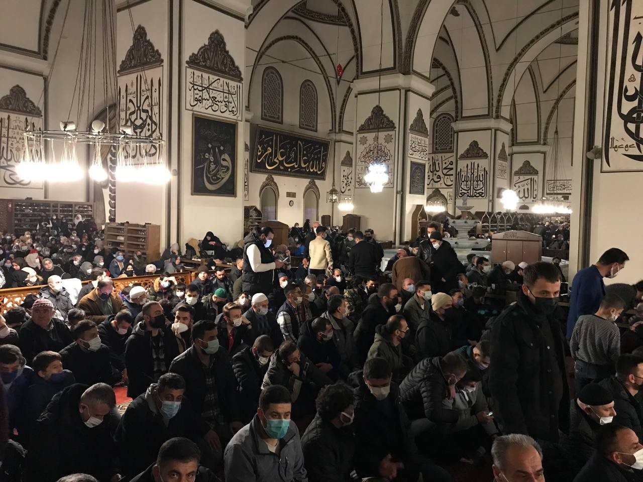 Miraç Kandili’nde Ulu Camii doldu taştı Hazreti Muhammed’in dünyaya gelişinin yıl dönümü olan Mevlit Kandili’nde Bursalılar Miraç Kandili dolasıyla vatandaşlar Ulu Camii’ne akın etti ...