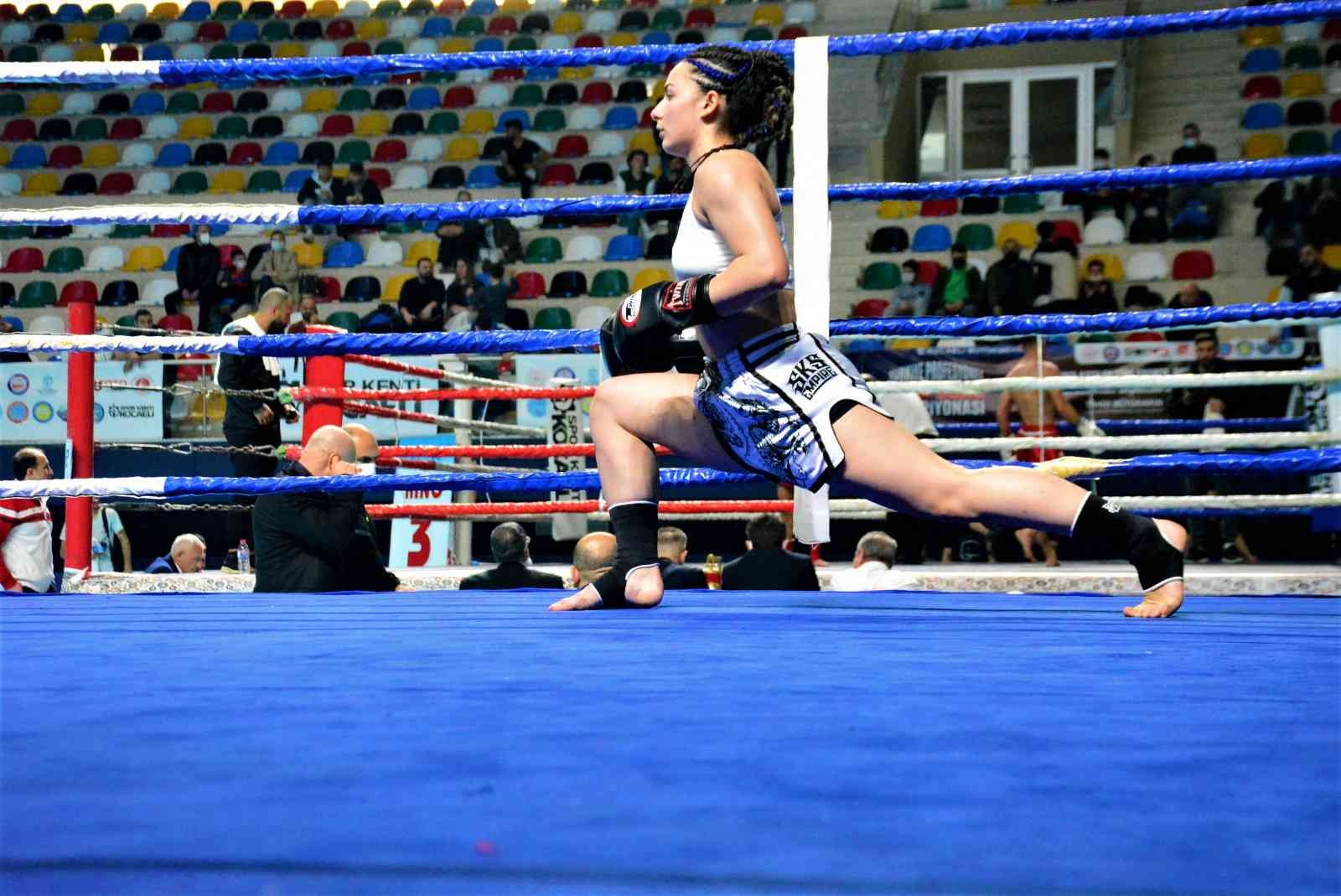 Müge Değirmenci, ilk profesyonel maçında şampiyon oldu Büyükler Profesyonel Kick Boks Türkiye Şampiyonası’nda ter döken 19 yaşındaki Müge Değirmenci, ilk profesyonel turnuvasını şampiyonlukla ...