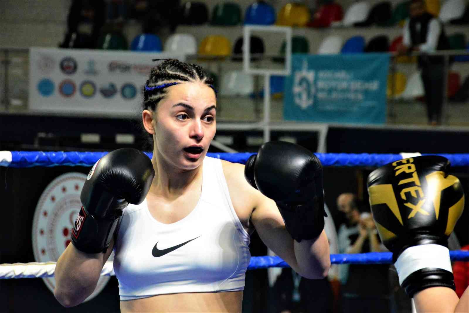 Müge Değirmenci, ilk profesyonel maçında şampiyon oldu Büyükler Profesyonel Kick Boks Türkiye Şampiyonası’nda ter döken 19 yaşındaki Müge Değirmenci, ilk profesyonel turnuvasını şampiyonlukla ...