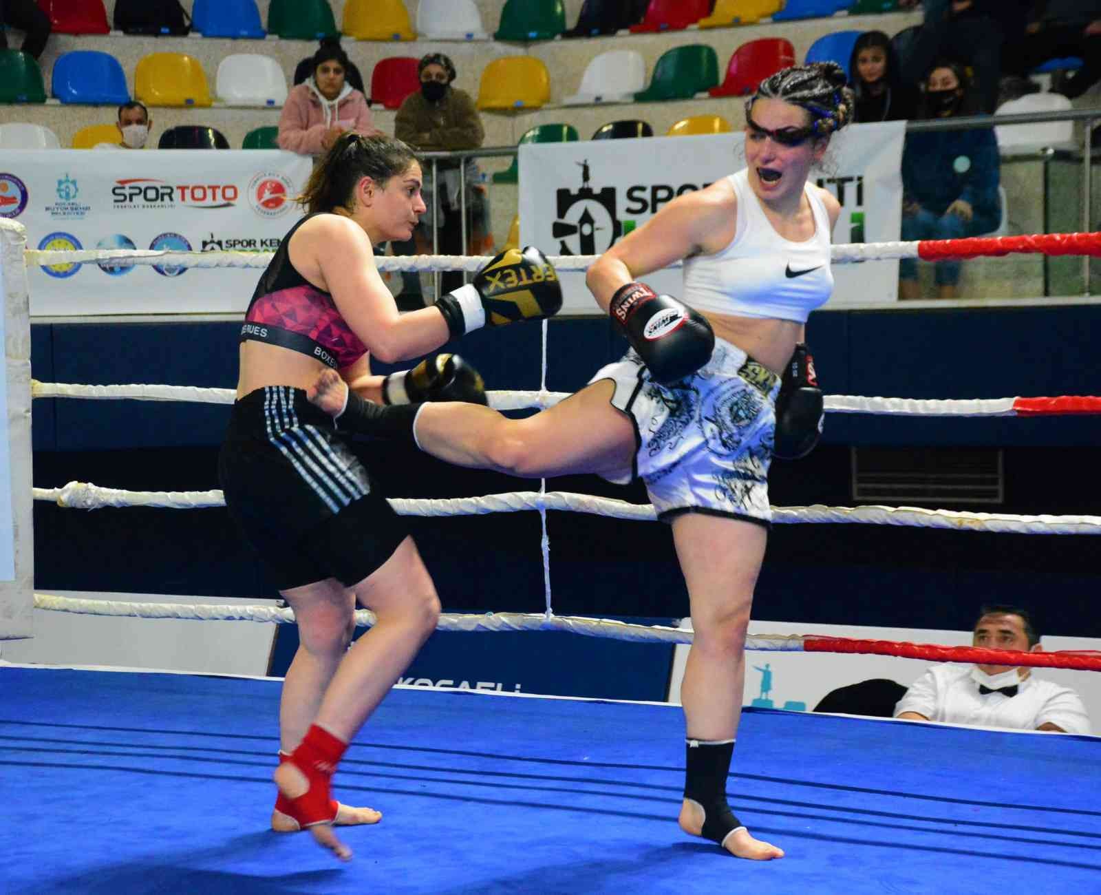 Müge Değirmenci, ilk profesyonel maçında şampiyon oldu Büyükler Profesyonel Kick Boks Türkiye Şampiyonası’nda ter döken 19 yaşındaki Müge Değirmenci, ilk profesyonel turnuvasını şampiyonlukla ...