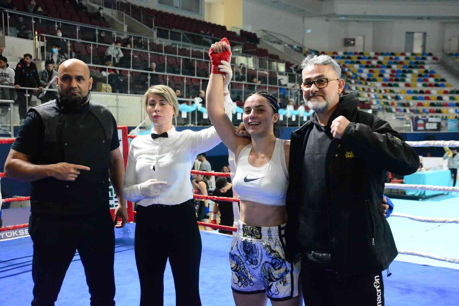 Müge Değirmenci, ilk profesyonel maçında şampiyon oldu Büyükler Profesyonel Kick Boks Türkiye Şampiyonası’nda ter döken 19 yaşındaki Müge Değirmenci, ilk profesyonel turnuvasını şampiyonlukla ...