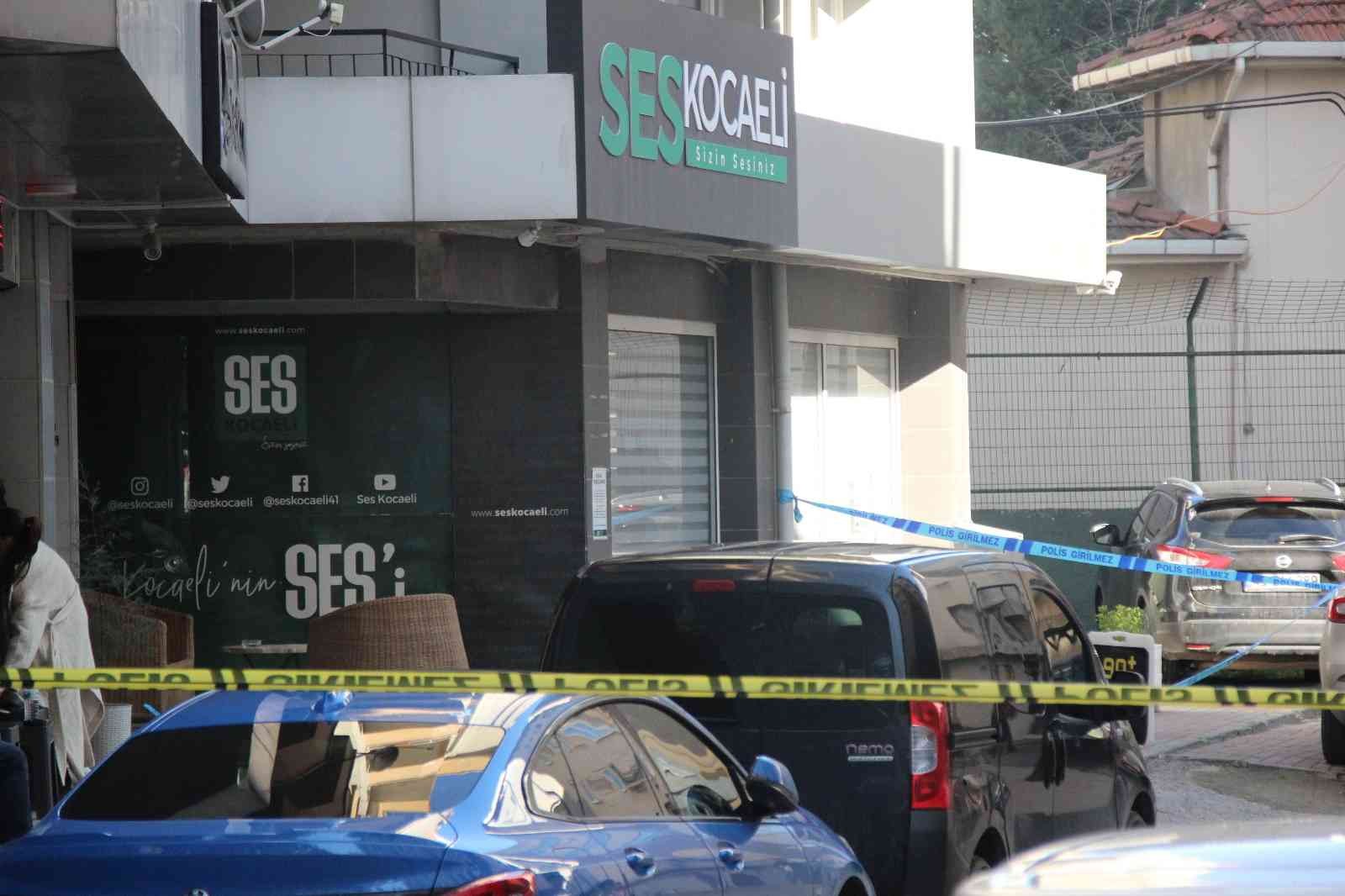 Ofisinde silahlı saldırıya uğrayan haber sitesi sahibi Güngör Arslan hayatını kaybetti Kocaeli’de bir internet haber sitesinin sahibi olan Güngör Arslan, iş yerinde uğradığı silahlı saldırı neticesinde kaldırıldığı hastanede ...